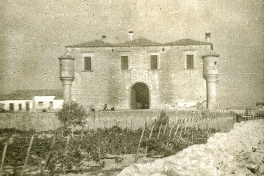 La facciata di Masseria Castiglione con le torrette circolari, in una fotografia d'epoca