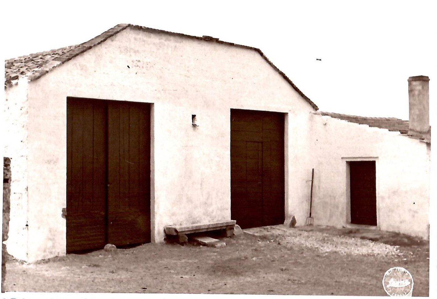 Fabbricato rurale con grandi porte di legno